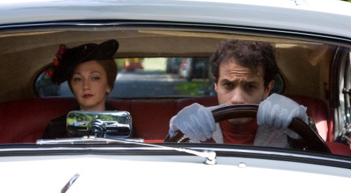 בציפורני האלמנה: הבמאי היהודי הצעיר מיכאל (אבישי הדרי), שלמד קולנוע והחל לעשות סרטים, עזב את ביתו ומוצא קורת-גג אצל אלמנת גנרל (יבגניה דודינה). הוא מתאהב ביגואר של האלמנה הקשוחה ובעוזרת שלה (ים ברוסילובסקי). 